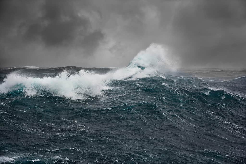 onda del mare nell'Oceano Atlantico durante la tempesta