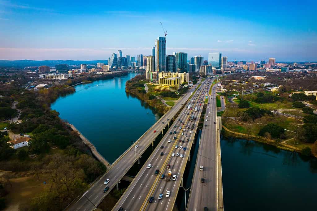 Austin Texas USA una splendida capitale del Texas vista aerea del drone sopra il fiume Coloradp e l'Interstate 35 e alti grattacieli che crescono il paesaggio urbano