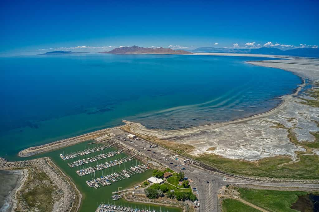 Vista aerea della spiaggia di nuoto sul Great Salt Lake, Utah