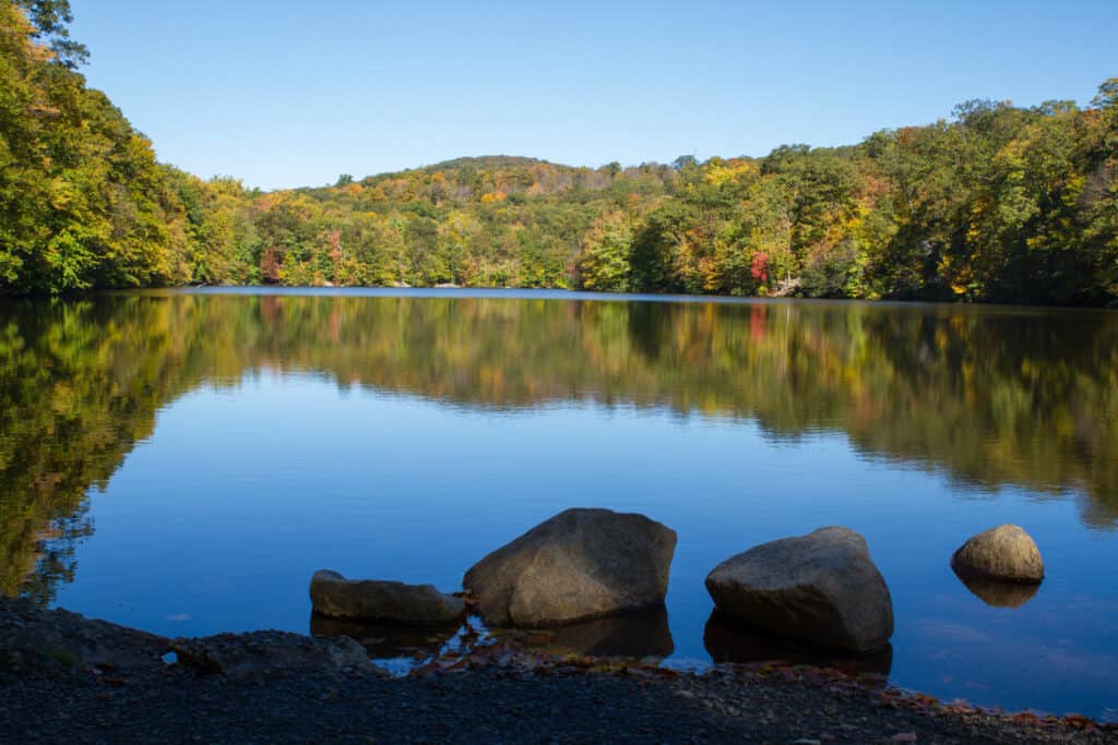 Lago Ramapo nella foresta demaniale della montagna di Ramapo, New Jersey
