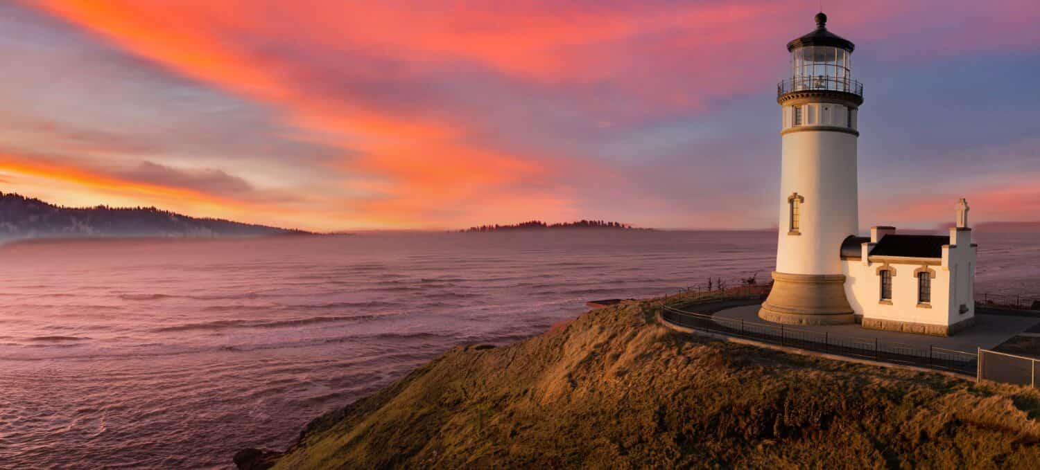 Faro di North Head alla foce del fiume Columbia in un promontorio al tramonto sulla costa meridionale dello stato di Washington