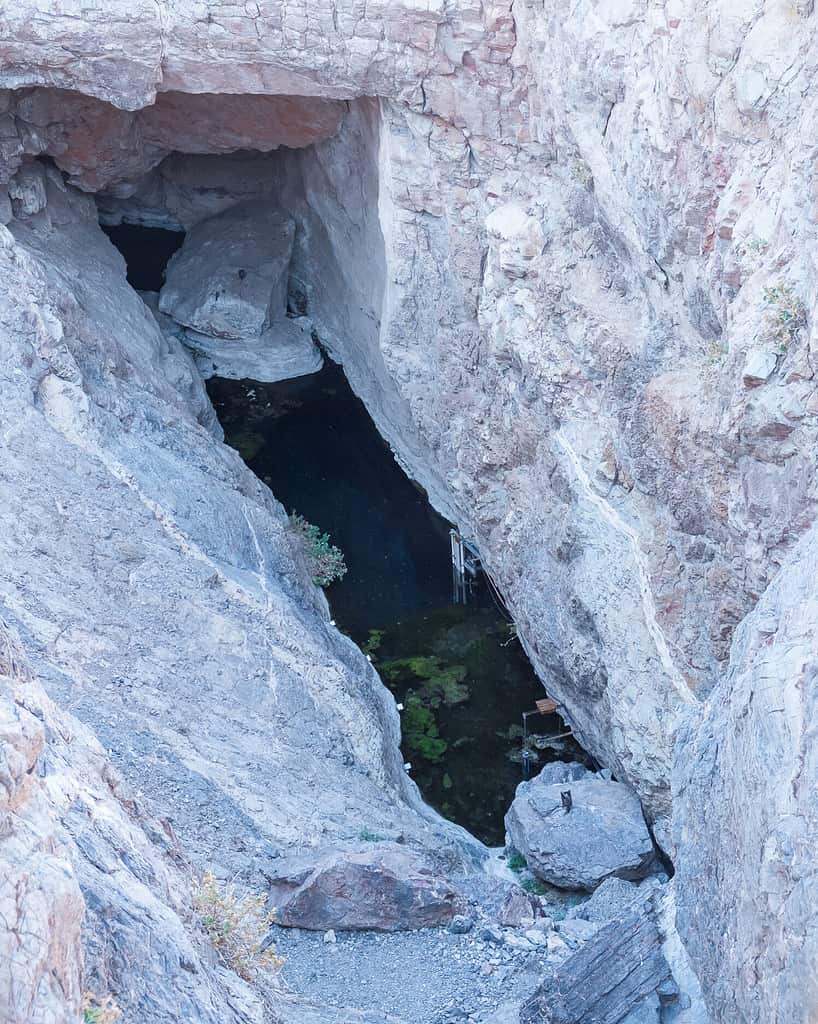 Stati Uniti d'America, Nevada, Nye County, Parco Nazionale della Valle della Morte, Devil's Hole.  Un piccolo ingresso a un grande lago sotterraneo che ospita l'unica popolazione delle specie in via di estinzione, il Pesce Pupazzo del Buco del Diavolo