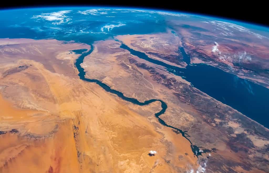 Vista aerea del fiume Nilo, del Mar Rosso e del Mar Mediterraneo.  Egitto, Arabia Saudita, Israele e Giordania visti dallo spazio.  Vista satellitare.  Elementi di questa immagine forniti dalla NASA.