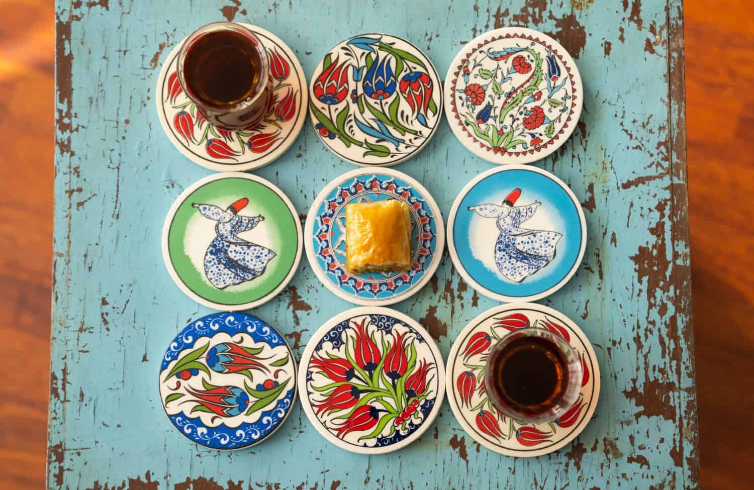 Fotografia di baklava turco in piastrelle ottomane tazza di caffè turco e concetto di tè turco, Uskudar Istanbul, Turchia