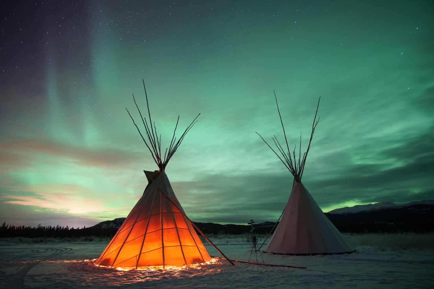 Tipi indiani sotto l'aurora boreale a Whitehorse, Yukon (Canada)