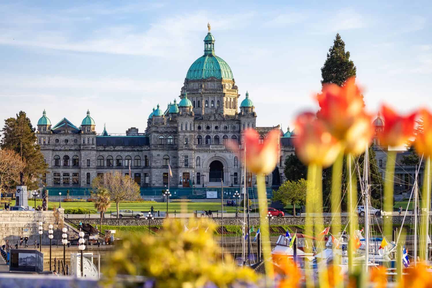 Assemblea legislativa della British Columbia nella capitale durante una giornata di sole.  Il centro di Victoria, Isola di Vancouver, BC, Canada.  Tramonto