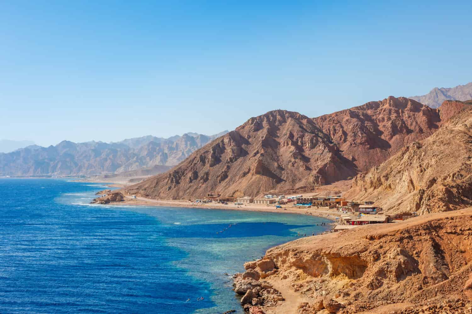 Sunny resort beach presso la costa del Mar Rosso a Dahab, Sinai, Egitto, Asia in estate calda.  Famosa destinazione turistica Blue Hole vicino a Sharm el Sheikh.  Brillante luce solare
