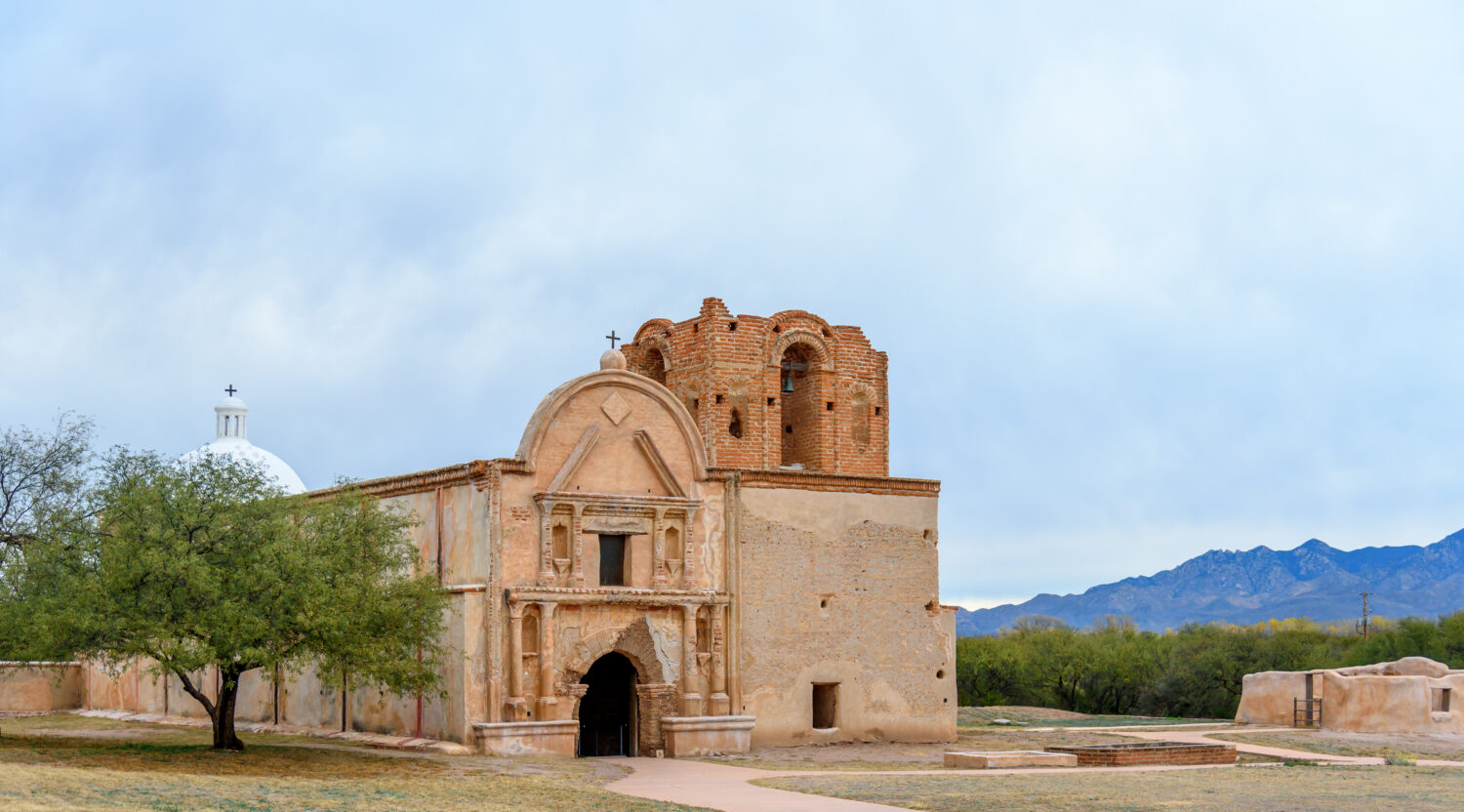Missione San José de Tumacácori un esempio di architettura in stile revival missionario con dettagli di revival coloniale spagnolo