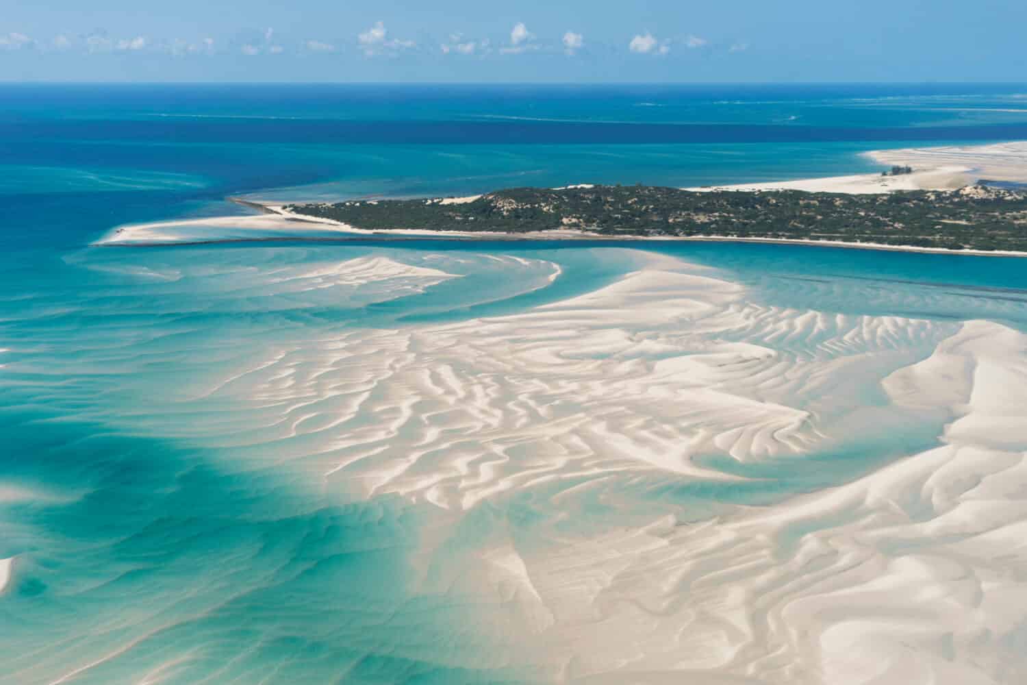 Un'isola a Vilankulo, Mozambico, Africa vista dall'alto, circondata da sabbia e acqua