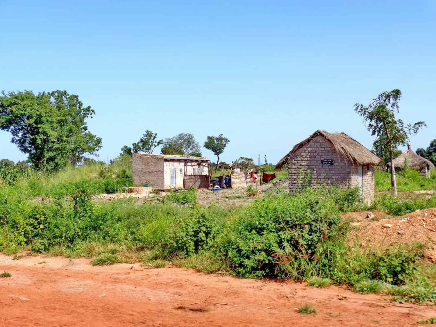 Casa locale lungo una strada sterrata nelle zone rurali del Ciad