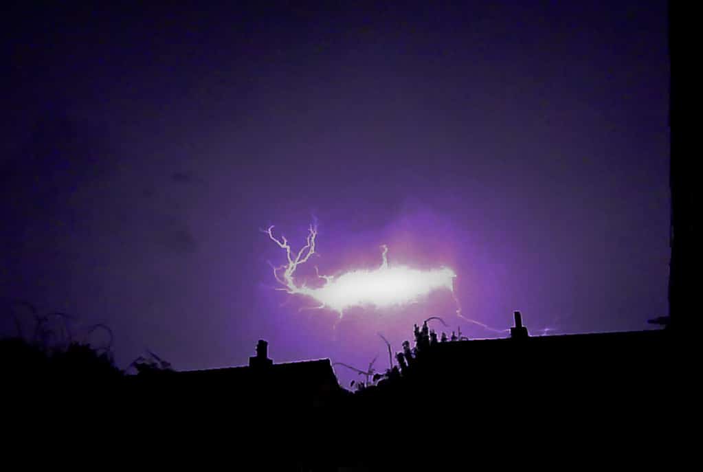 Un incredibile fenomeno naturale di fulmine globulare.  Girato a Maastricht, Paesi Bassi, il 28 giugno 2011