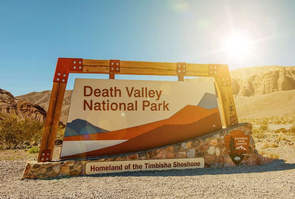 Cartello d'ingresso al Parco Nazionale della Valle della Morte.  Patria dei Timbisha Shoshone.  Valle della Morte, California, Stati Uniti.  Servizio del Parco Nazionale.