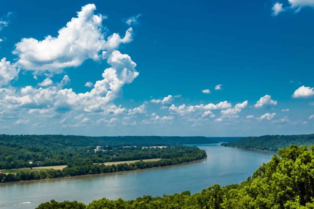 Alta vista di Bend nel fiume Ohio con cielo azzurro e nuvole
