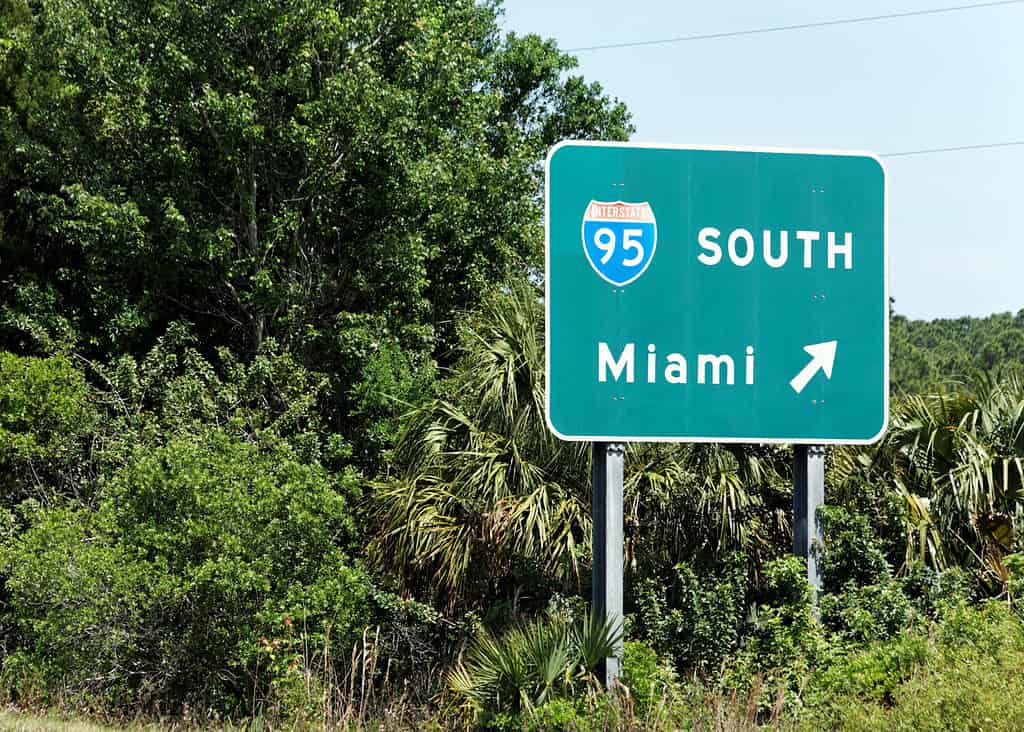 Un segnale interstatale indica la strada per Miami, in Florida.