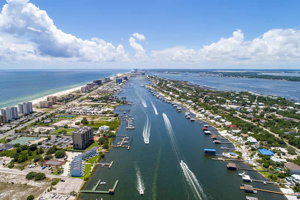 Vista aerea delle barche sulla spiaggia di Perdido Key, Florida e Ono Island, Alabama