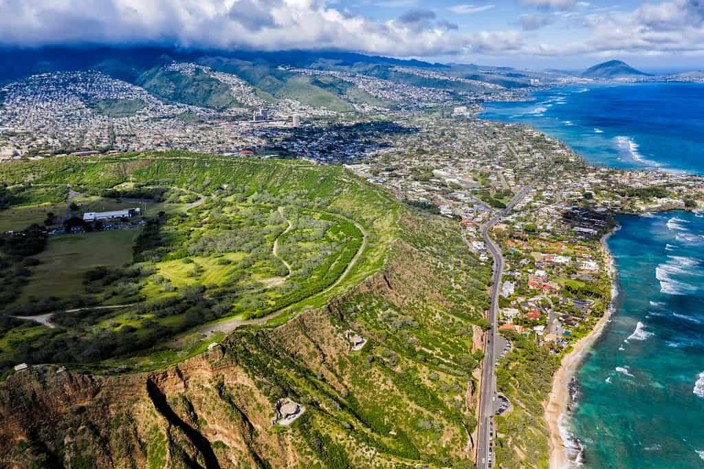 Strada vicino al punto di riferimento Diamond Head Mountain e alla periferia di Honolulu, Oahu Hawaii