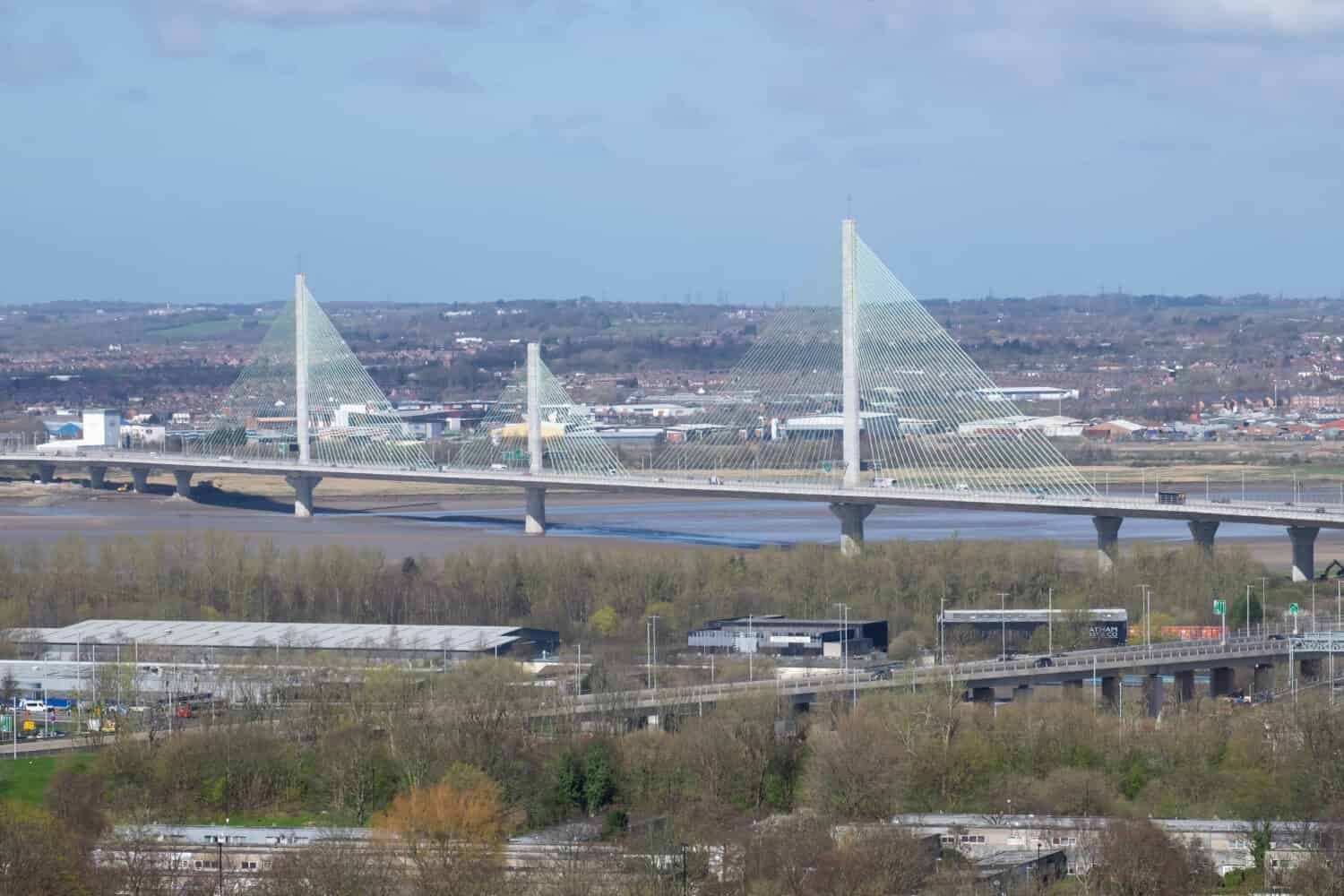 Mersey Gateway Bridge, un ponte strallato sul fiume Mersey tra Runcorn e Widnes, Regno Unito