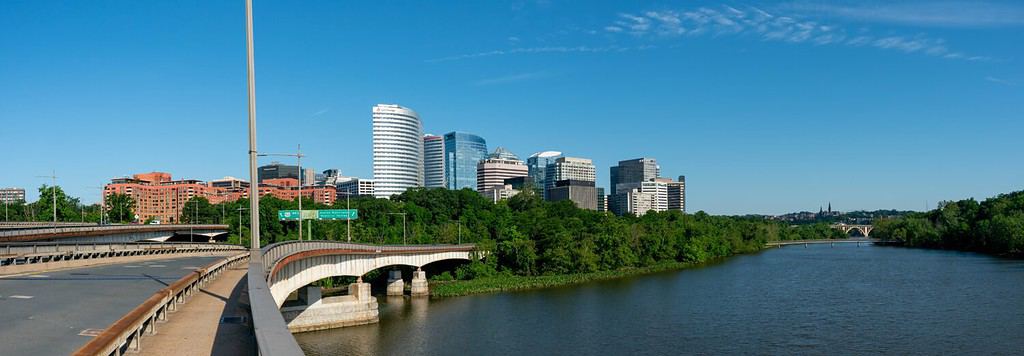 Arlington, Virginia - 4 giugno 2022: Vista del centro di Arlington e del fiume Potomac dal Theodore Roosevelt Bridge