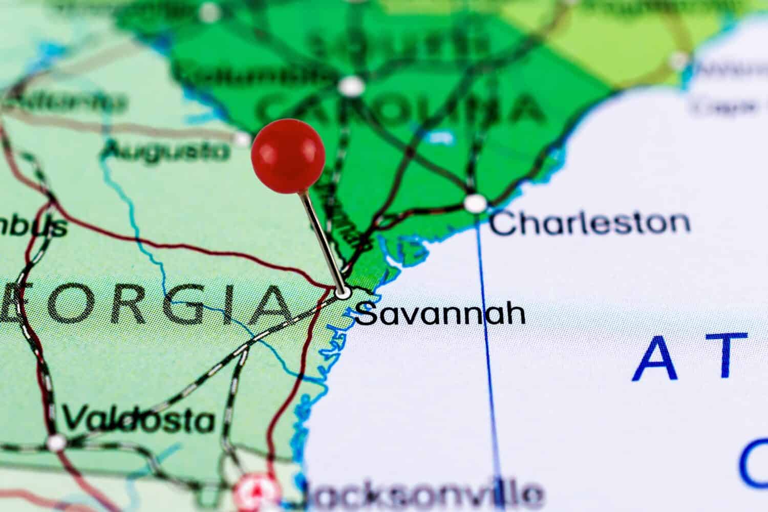 Mappa della savana.  Mappa dei pin della savana.  Primo piano della mappa di Savannah con perno rosso.  Mappa con puntino rosso di Savannah negli Stati Uniti, Georgia.
