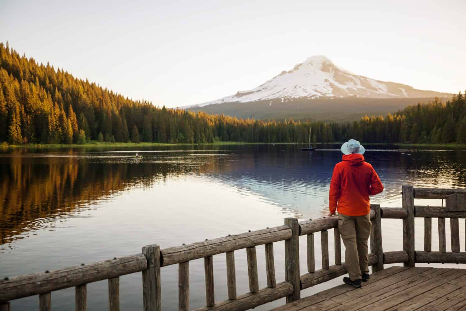 Montare.  Cofano riflesso nel lago Trillium, Oregon, Stati Uniti d'America.  Bellissimi paesaggi naturali