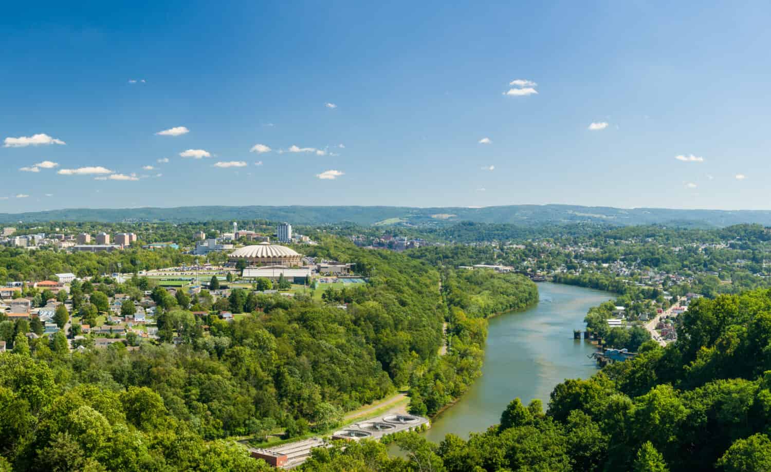 Panorama della WVU Coliseum Arena e del campus della West Virginia University con il fiume Monongahela a Morgantown, West Virginia