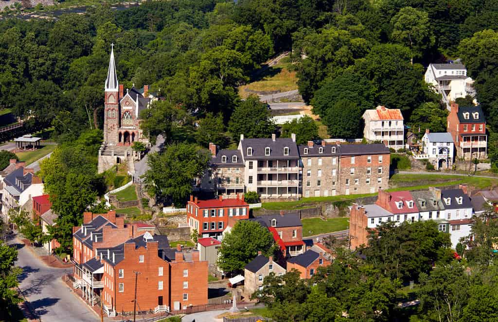 Veduta aerea della città del Parco Nazionale di Harpers Ferry in West Virginia con la chiesa e i vecchi edifici della città