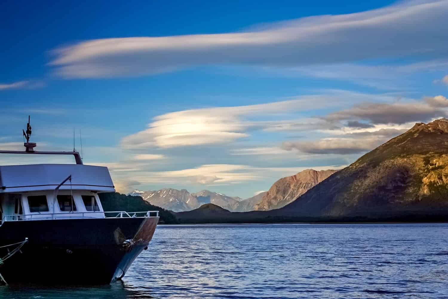 Barca che trasporta turisti attraverso il bellissimo Lago O Higgins dal Cile all'Argentina