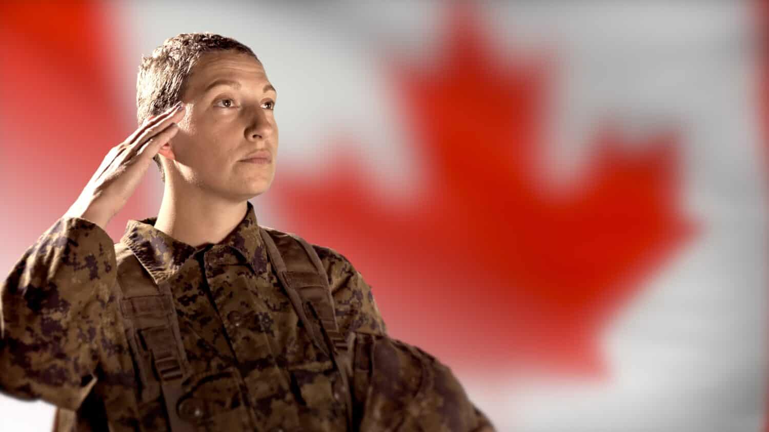 Soldato femminile, saluto militare della bandiera del Canada, saluto del veterano dell'esercito CADPAT