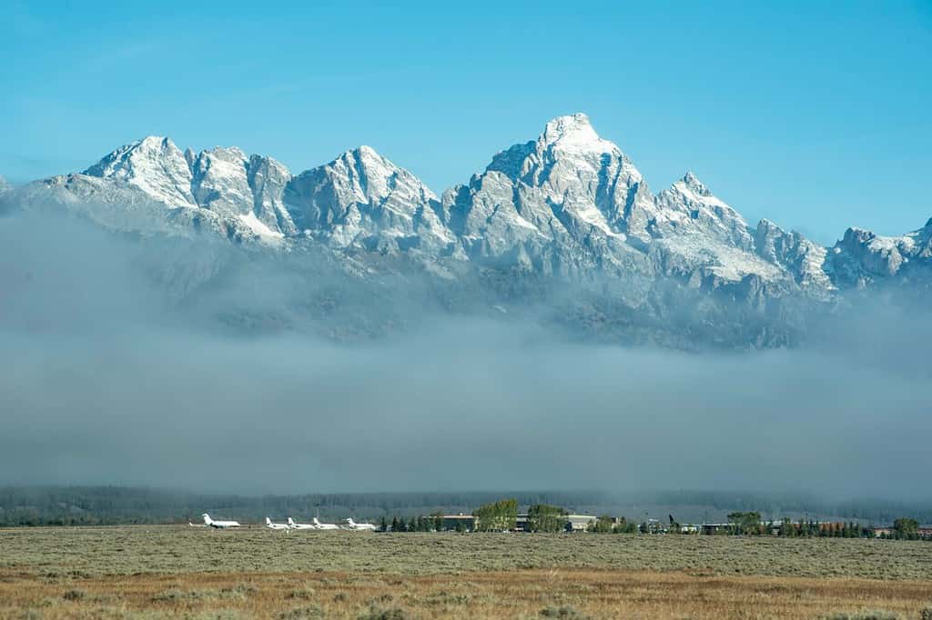 La nebbia copre l'aeroporto di Jackson Hole, nel Montana.