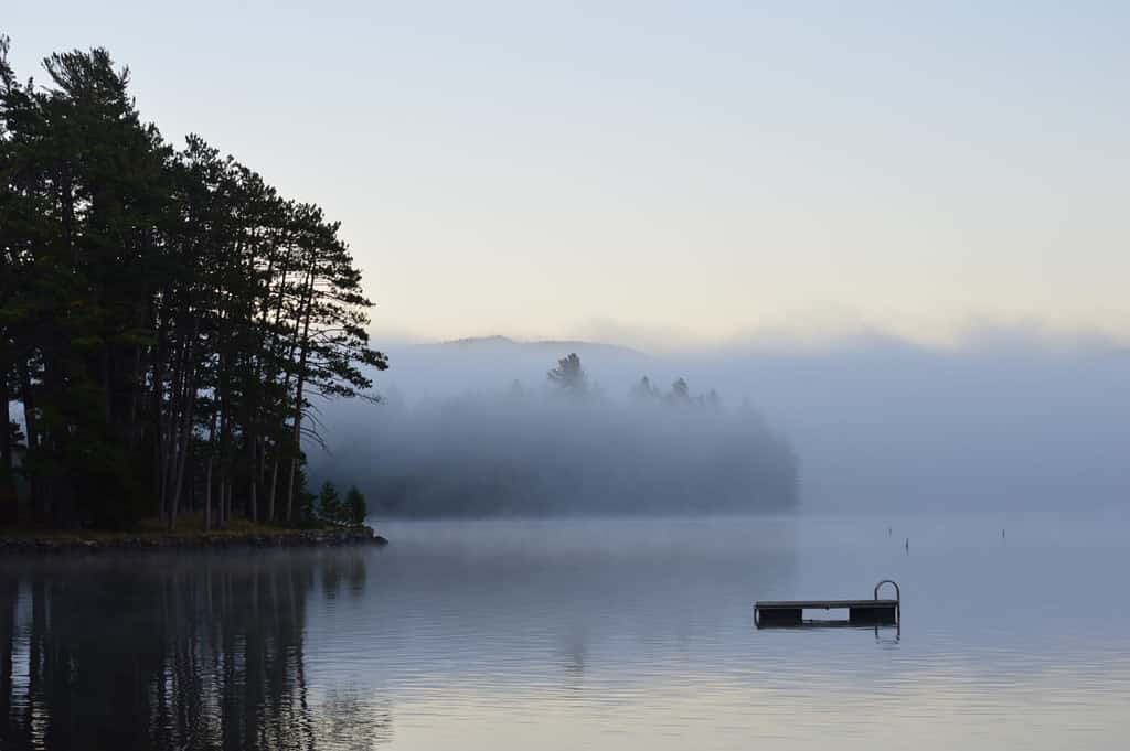 Nebbia mattutina sull'alto lago Saranac