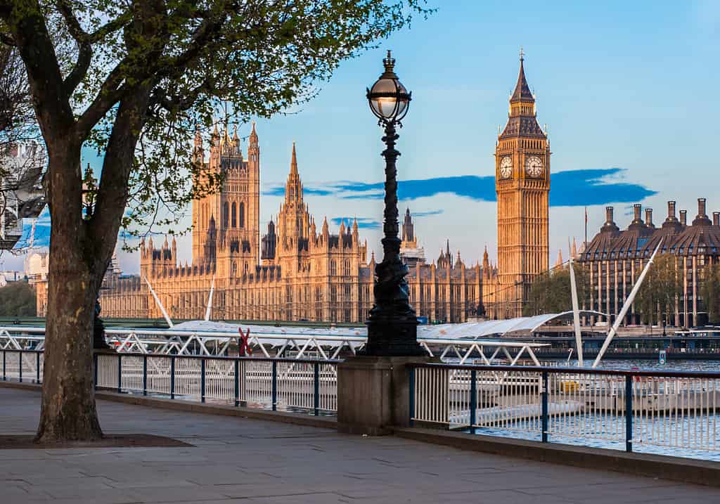 Il Palazzo del Parlamento a Westminster e la torre del Big Ben a Londra visti dal lungofiume della Queen's Walk all'alba