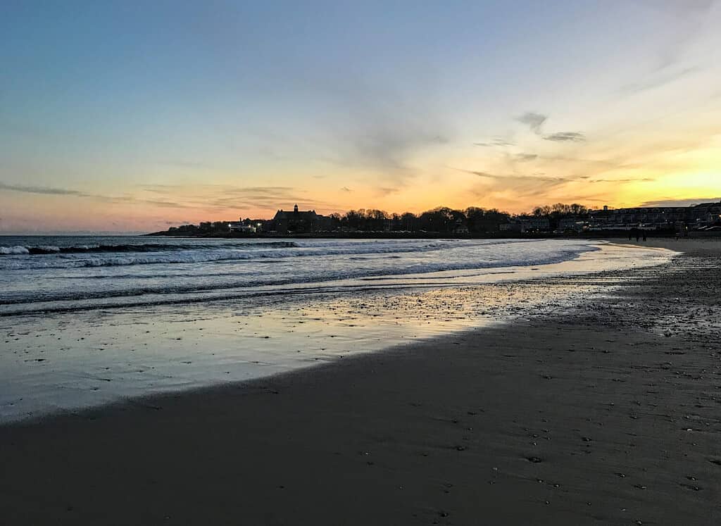 Oceano a rotazione a Narragansett Town Beach al tramonto.