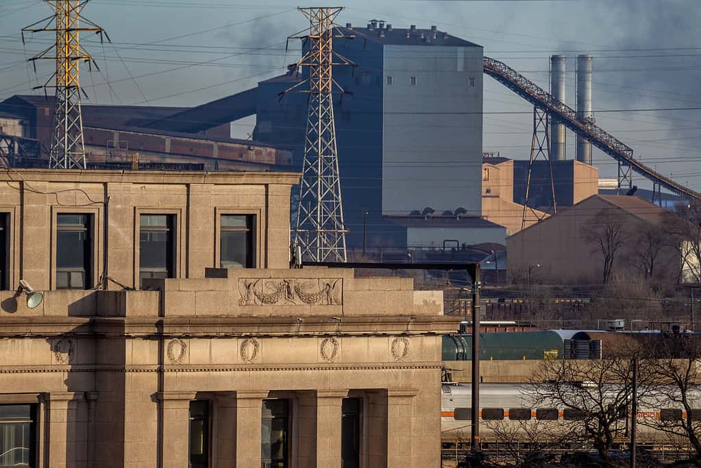 Gary Indiana City Hall con US Steel Gary Works sul lungolago.