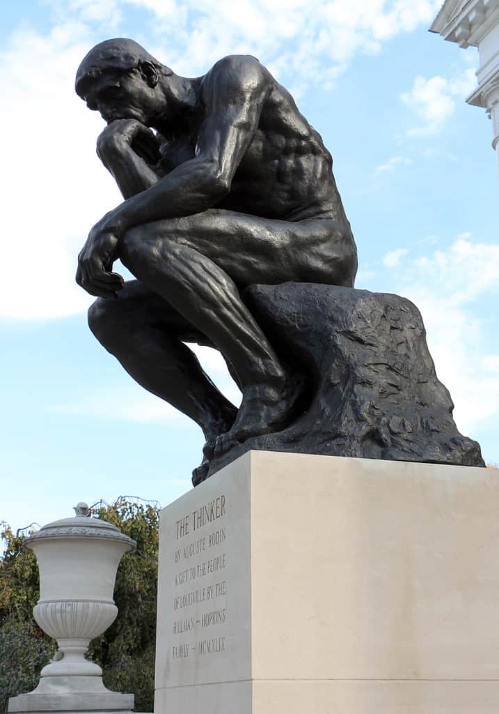 La statua del pensatore a Grawemeyer Hall, Università di Louisville, KY
