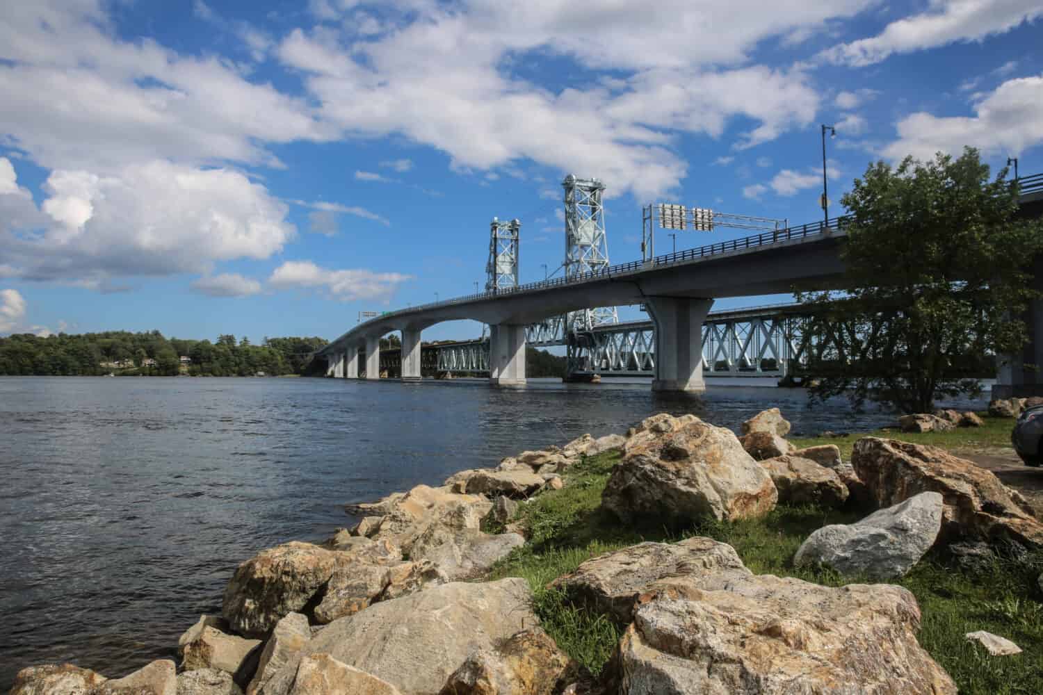 Bath è una città della contea di Sagadahoc nel sud-ovest del Maine, negli Stati Uniti. La città si trova lungo il fiume Kennebec fino alla costa atlantica.