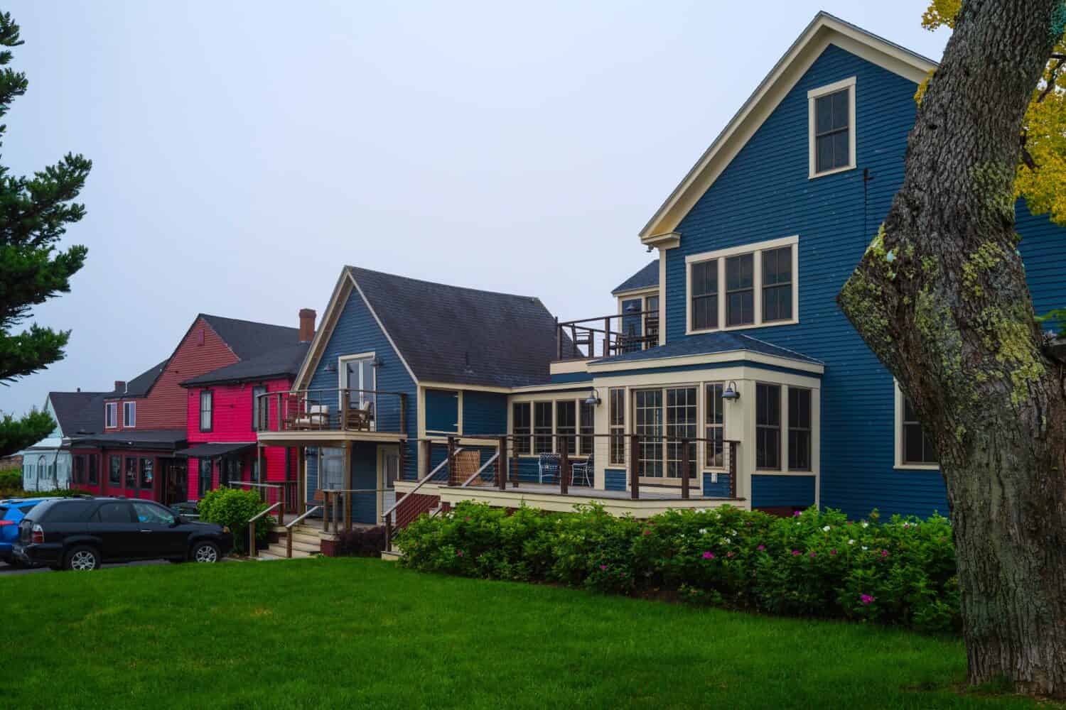 Edifici vibranti e giardino in un piccolo centro commerciale della città nel villaggio costiero del New England.  Incantevole paesaggio di viaggio estivo di Boothbay nella contea di Lincoln, nel Maine.