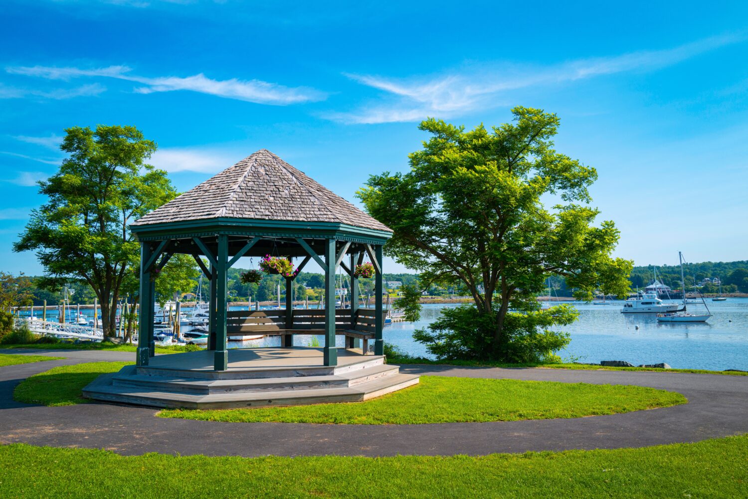 Padiglione sul verde di Steamboat Landing Park a Belfast.  Tranquillo paesaggio estivo lungo il fiume Passagassawakeag nella contea di Waldo, nel Maine.