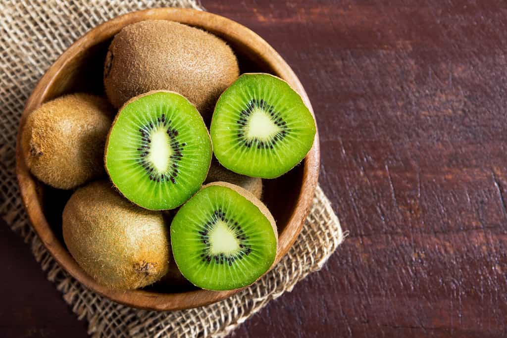 Kiwi su sfondo di legno con copia spazio