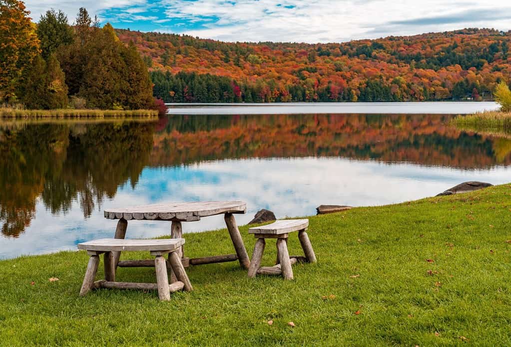 Tavolo e sedie in legno rustico di Silver Lake a Barnard Vermont durante la stagione autunnale