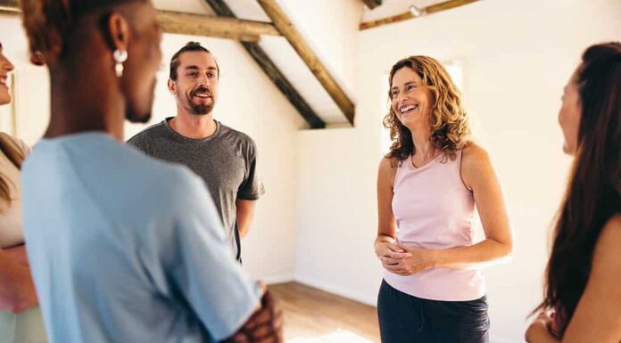 Adulto maturo, Terapia di gruppo, Istruttore di yoga, Stile di vita attivo, Adulto