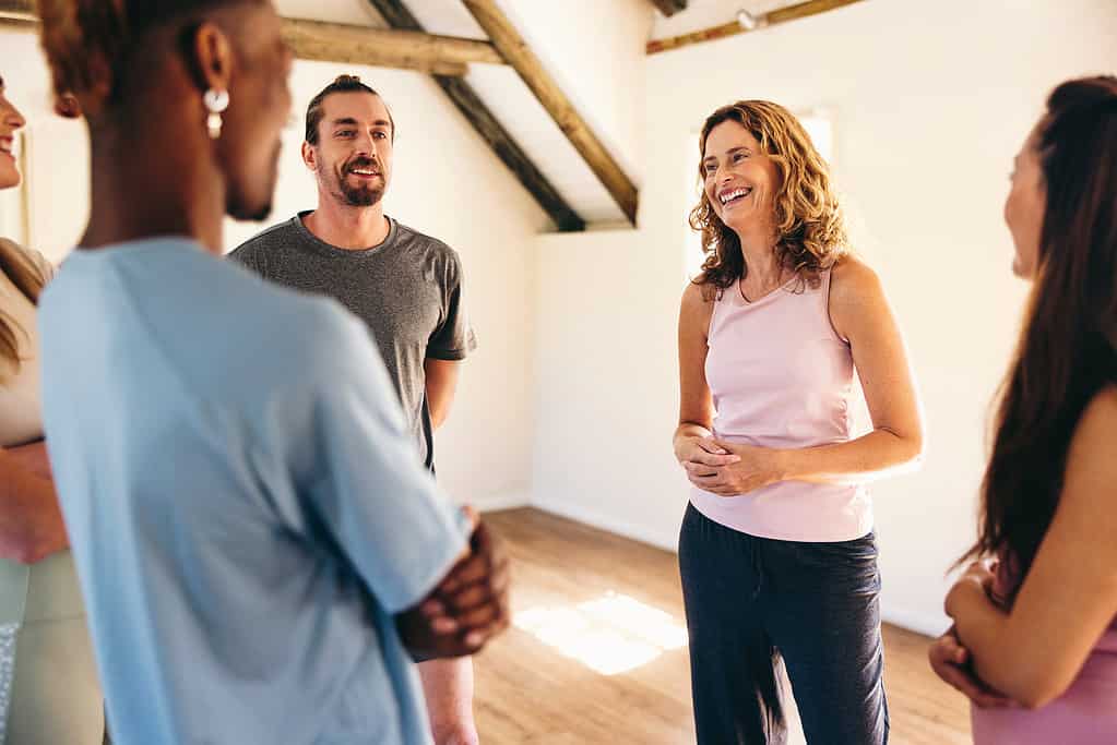 Adulto maturo, Terapia di gruppo, Istruttore di yoga, Stile di vita attivo, Adulto