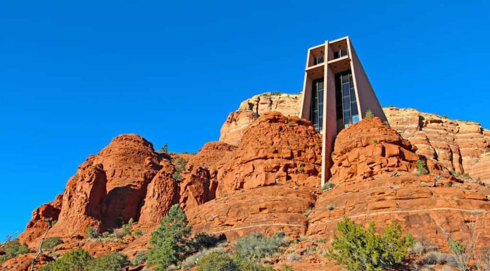 La Cappella della Santa Croce incastonata tra le rocce rosse a Sedona, in Arizona