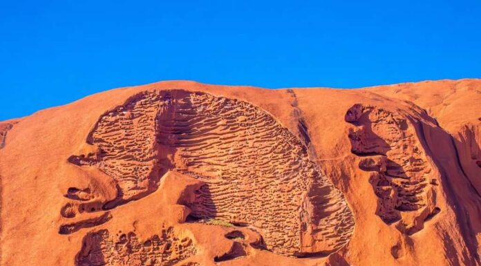 Uluru (Ayers Rock), l'iconica roccia di arenaria nel centro dell'Australia, Territorio del Nord, l'Australia