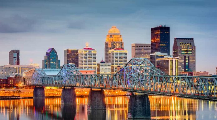 Orizzonte di Louisville, Kentucky, Stati Uniti d'America sul fiume.