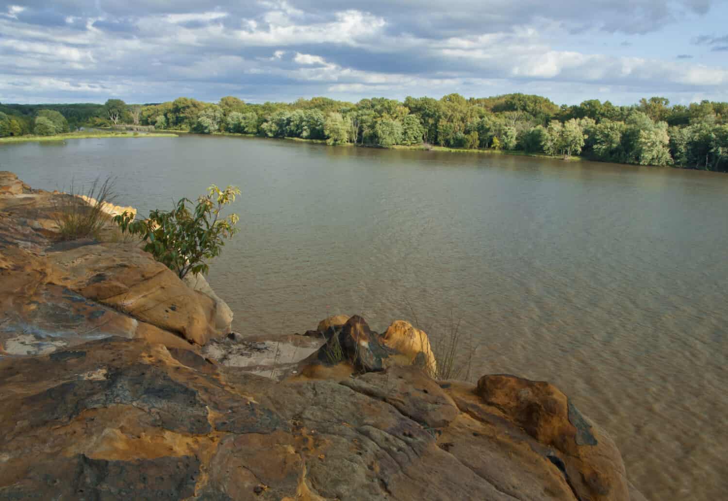 Il fiume Illinois scorre pigramente sulle scogliere del Buffalo Rock State Park in una sera d'estate