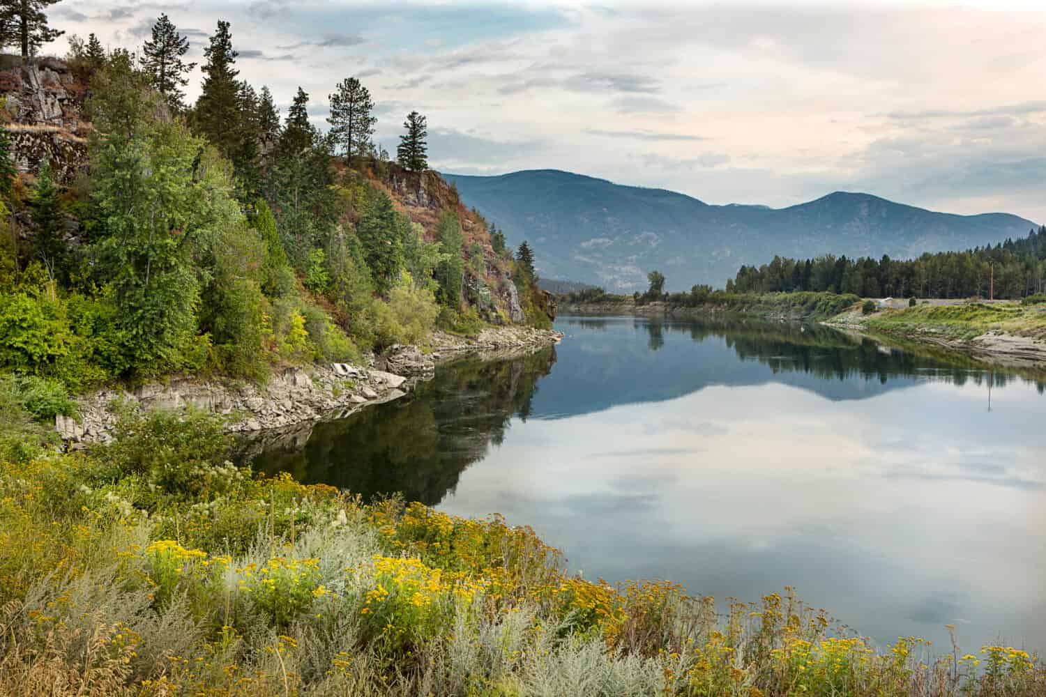 Il tranquillo fiume Kootenay vicino a Bonners Ferry Idaho.