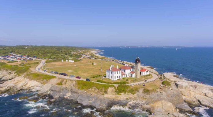 Beavertail Lighthouse in Beavertail State Park vista aerea in estate, Jamestown, Rhode Island RI, Stati Uniti d'America.  Questo faro, costruito nel 1856, all'ingresso della baia di Narragansett sull'isola di Conanicut.