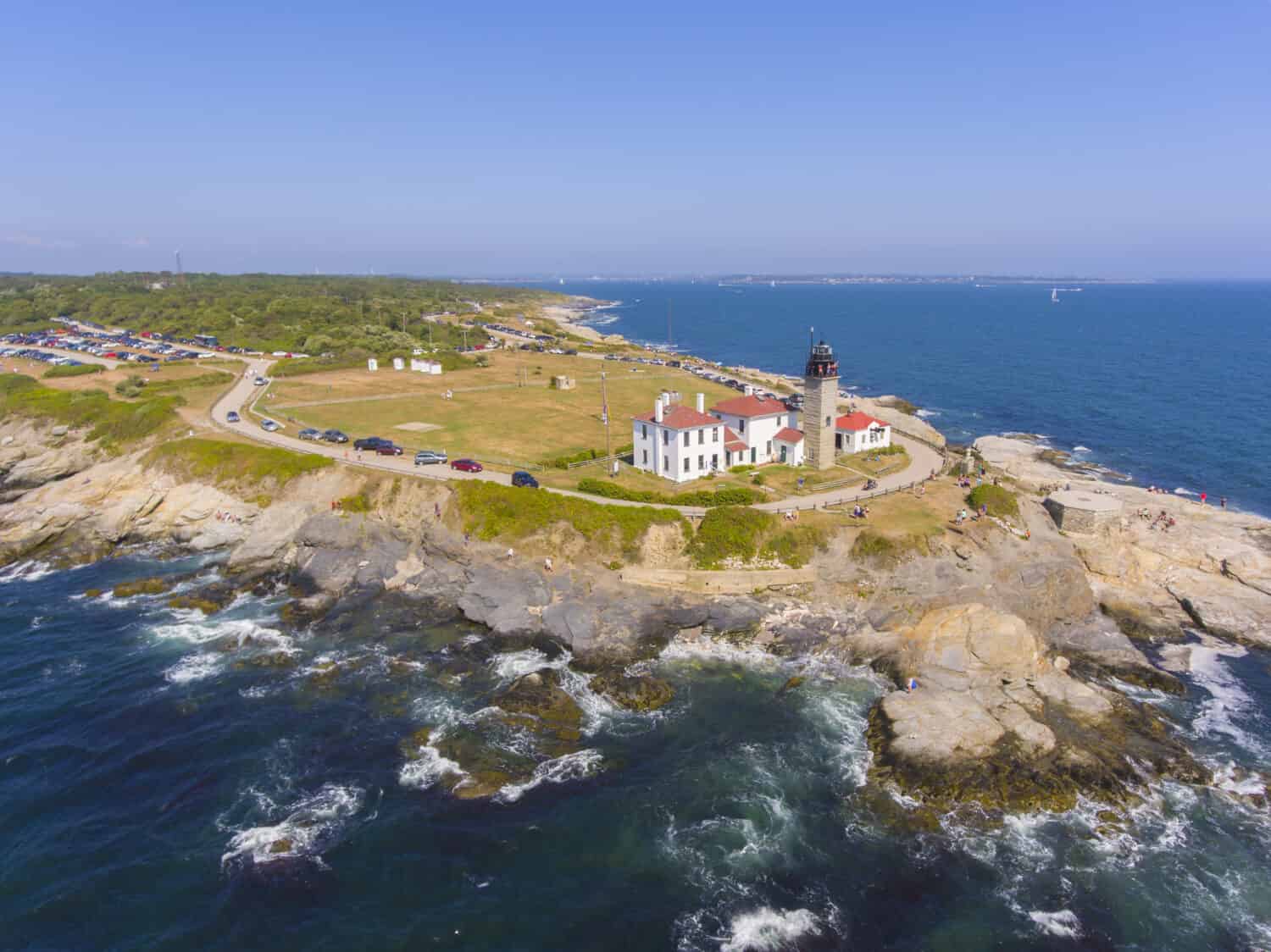 Beavertail Lighthouse in Beavertail State Park vista aerea in estate, Jamestown, Rhode Island RI, Stati Uniti d'America.  Questo faro, costruito nel 1856, all'ingresso della baia di Narragansett sull'isola di Conanicut.