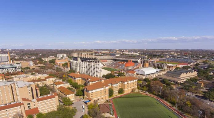 Vista aerea dell'Università del Texas ad Austin che include il Darrell K Royal-Texas Memorial Stadium, Austin, Texas, Stati Uniti.