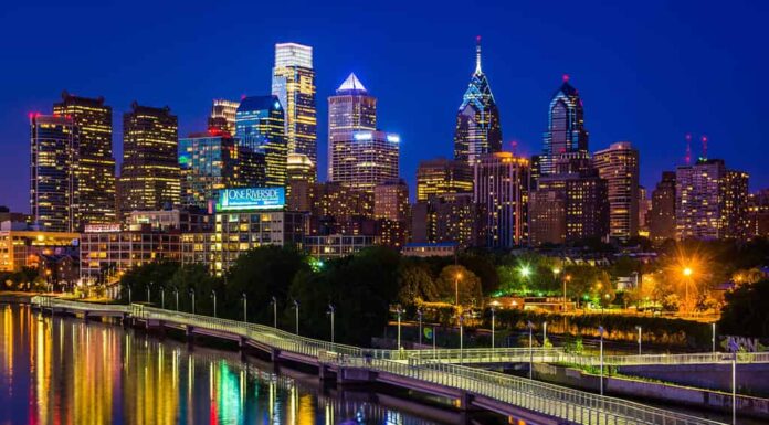 Lo skyline di Philadelphia e il fiume Schuylkill di notte, visto dal South Street Bridge di Philadelphia, Pennsylvania.